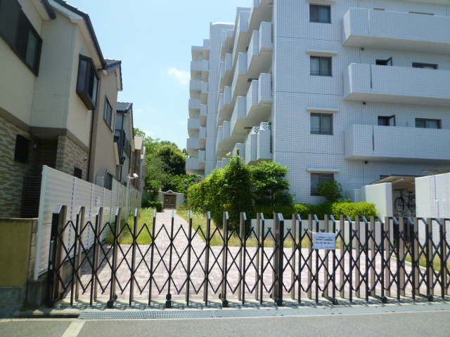 ルモンベル泉北桃山公園 搬入及び緊急車両用駐車場