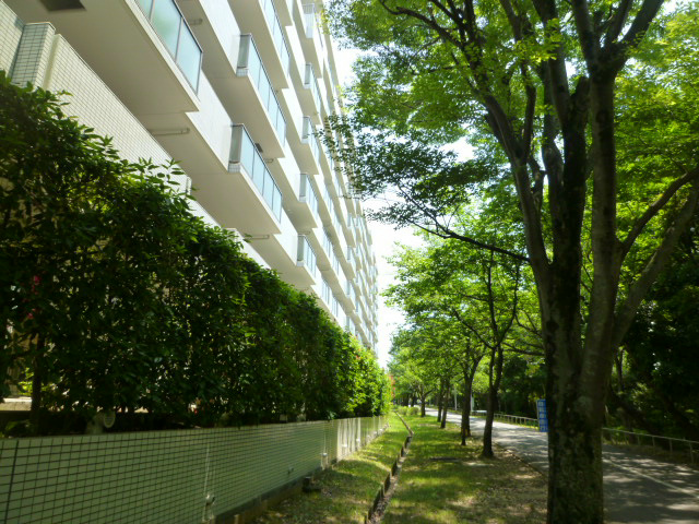 ルモンベル泉北桃山公園 外観写真（緑道側より撮影）