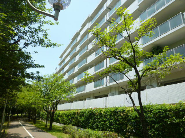 ルモンベル泉北桃山公園 外観写真（緑道側より撮影）