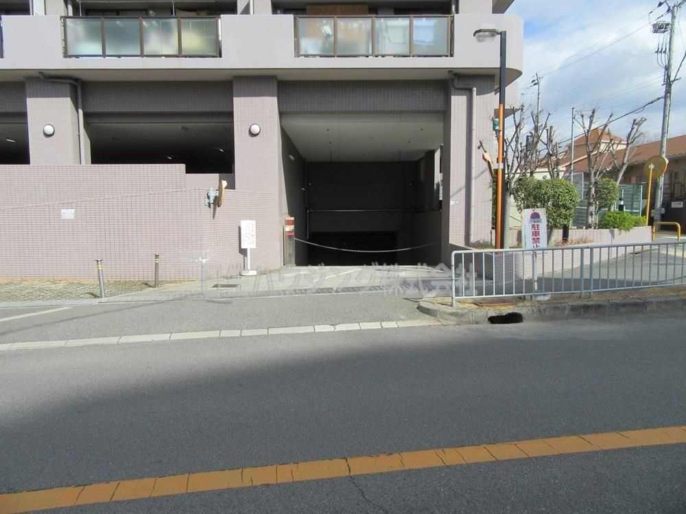 ファミール赤坂台 駐車場入口