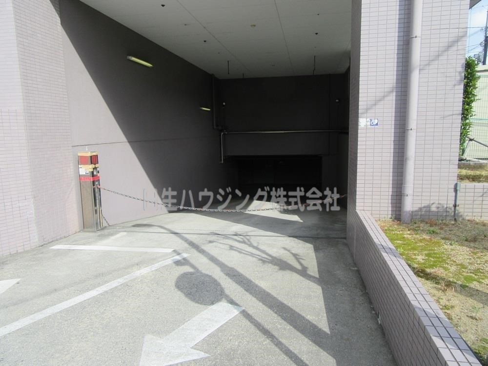 ファミール赤坂台 駐車場入口
