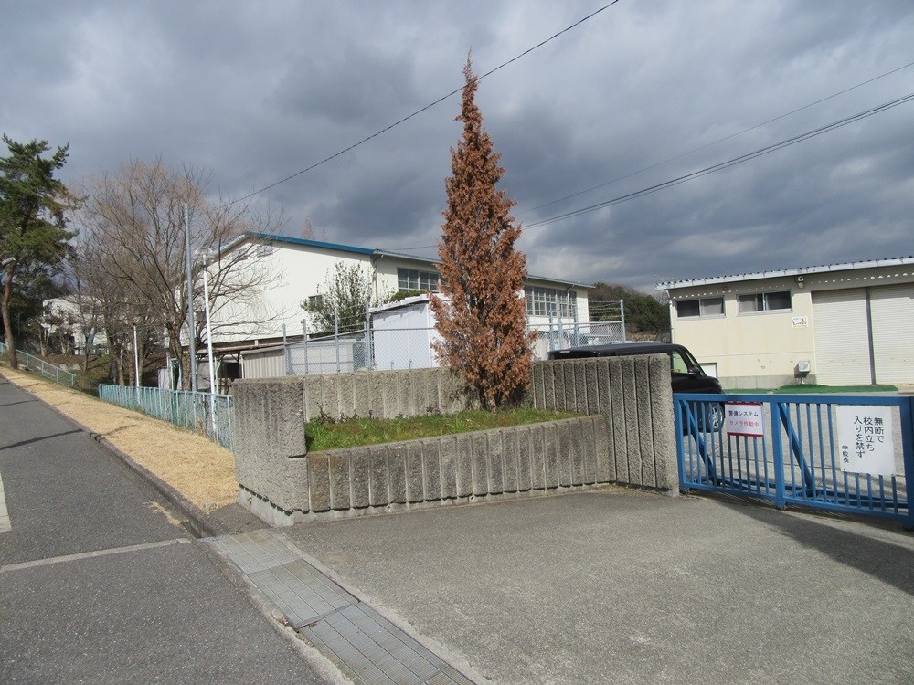 ファミール赤坂台 小学校：堺市立赤坂台小学校　360m
