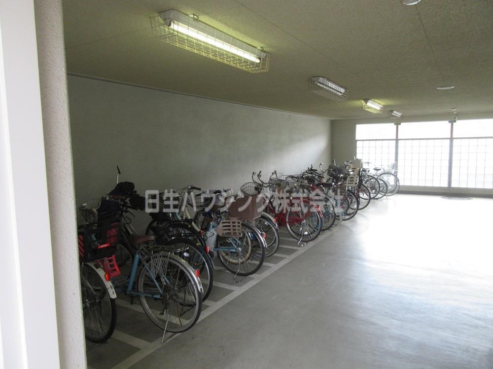 ディーレスティア堺・光明池 建物内自転車置き場_1.jpg