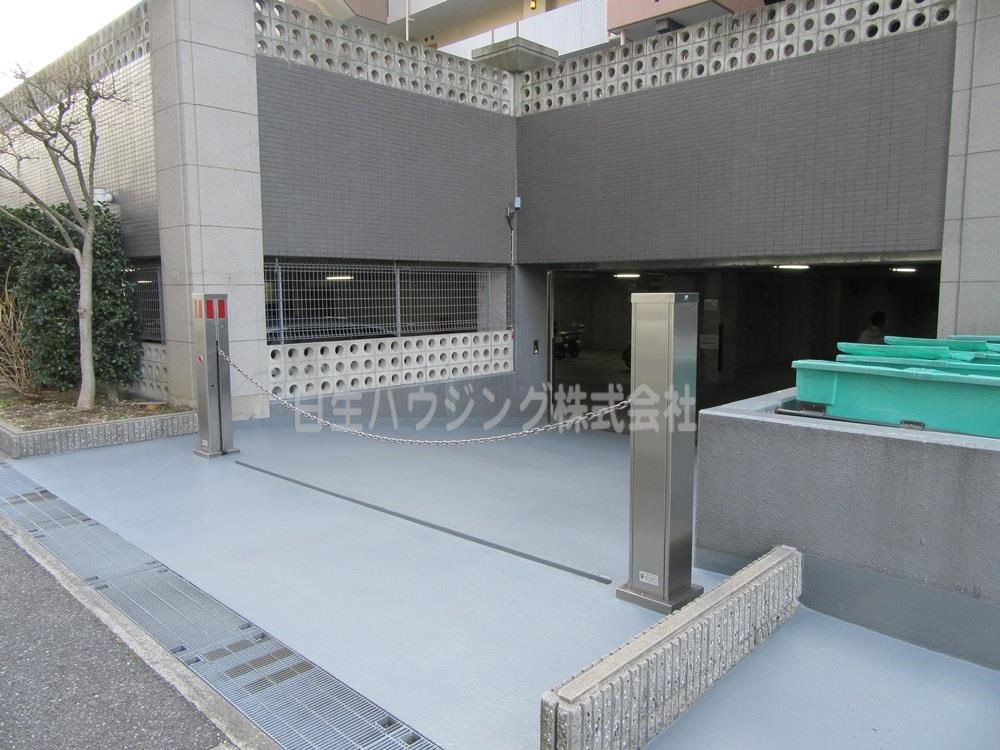 ジュネス光明池クレアール 駐車場入口