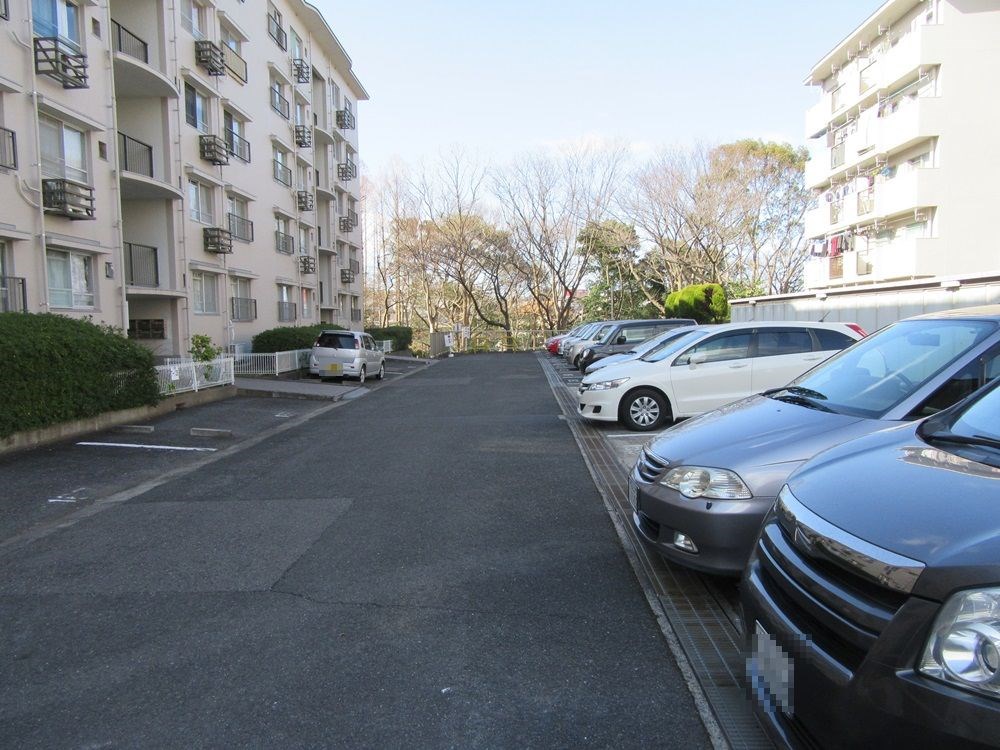 泉北赤坂台A住宅　7号棟 ７号棟前駐車場.jpg