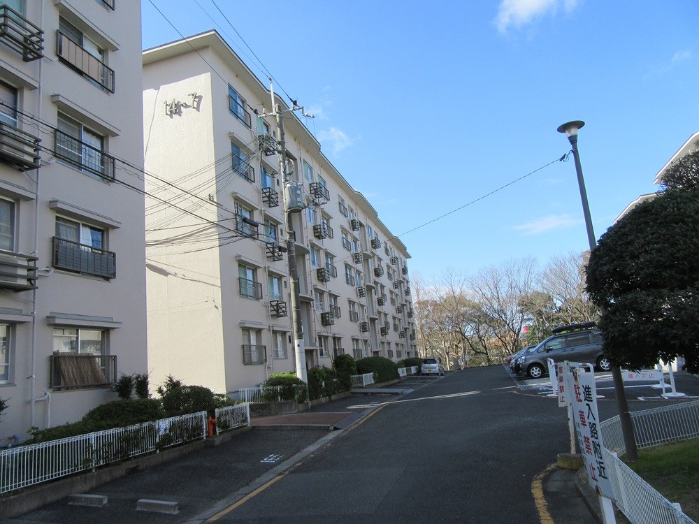 泉北赤坂台A住宅　7号棟 ７号棟北側全景.jpg