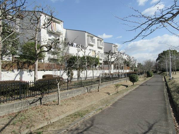 南側遊歩道より16、17号棟全景_1.jpg
