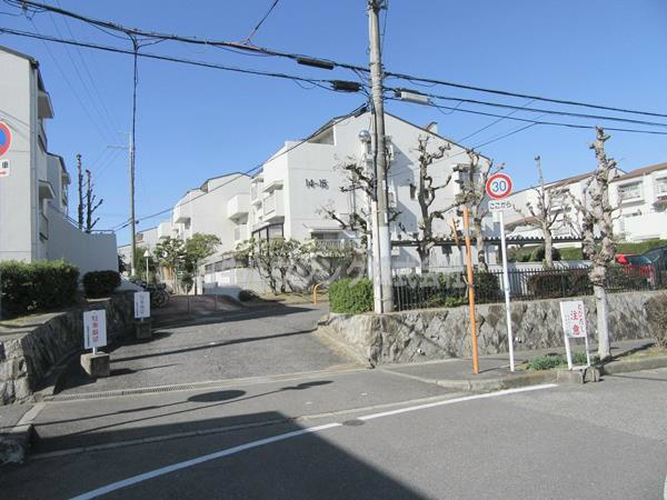 泉北赤坂台B住宅　17号棟 住宅内進入路