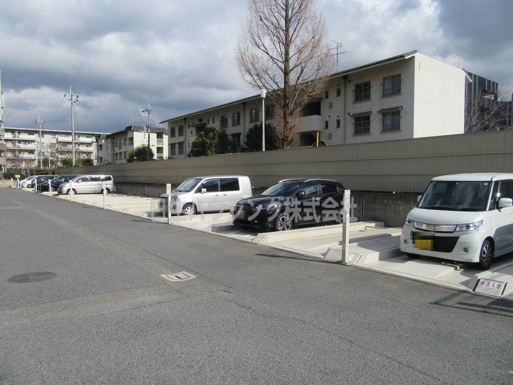 ソワール新檜尾台　３号棟 ３棟前駐車場_1.jpg