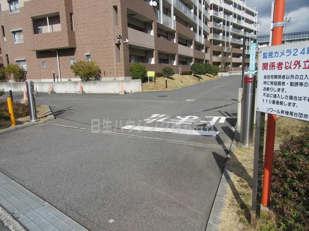 ソワール新檜尾台　３号棟 ３棟前駐車場入り口_1.jpg