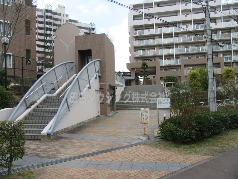 ソワール新檜尾台　３号棟 遊歩道からの専用エレベーター