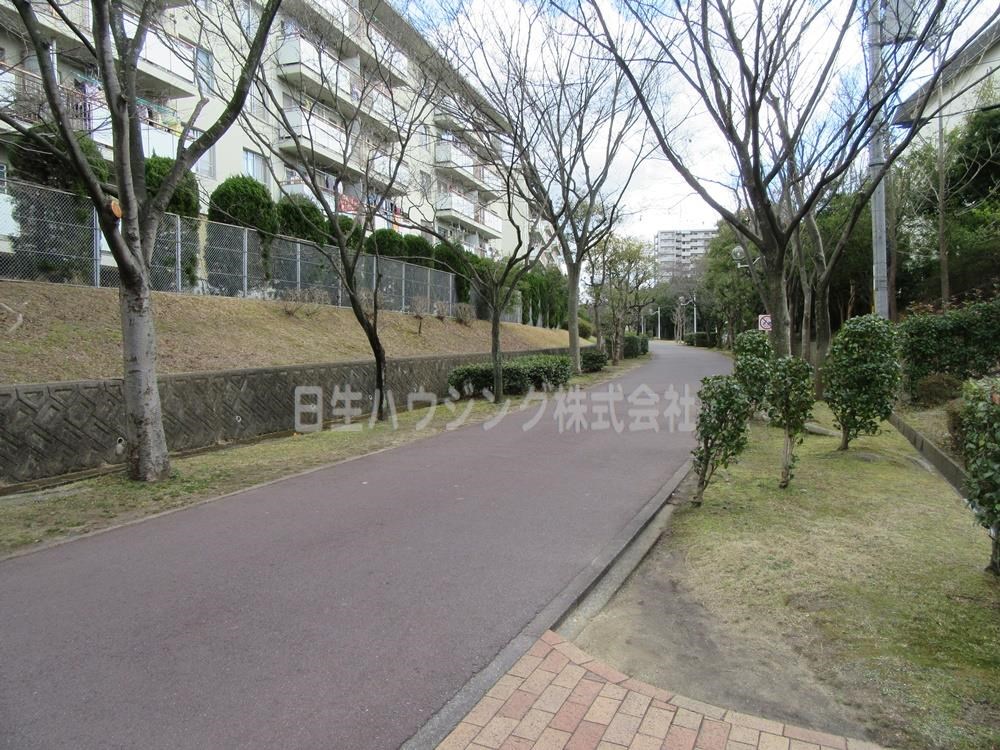 ソワール新檜尾台　５号棟 駅へ続く遊歩道