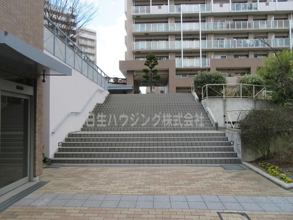 ソワール新檜尾台　５号棟 遊歩道からの階段入口