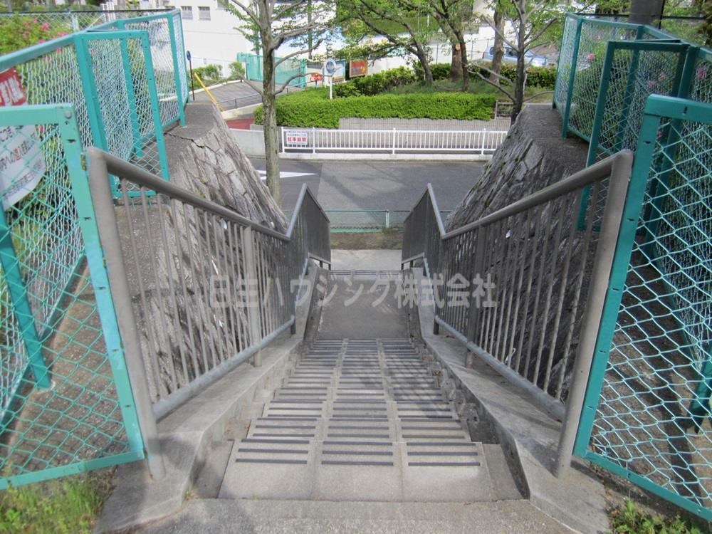光明池駅前第3住宅　10号棟 10棟東側階段_1.jpg