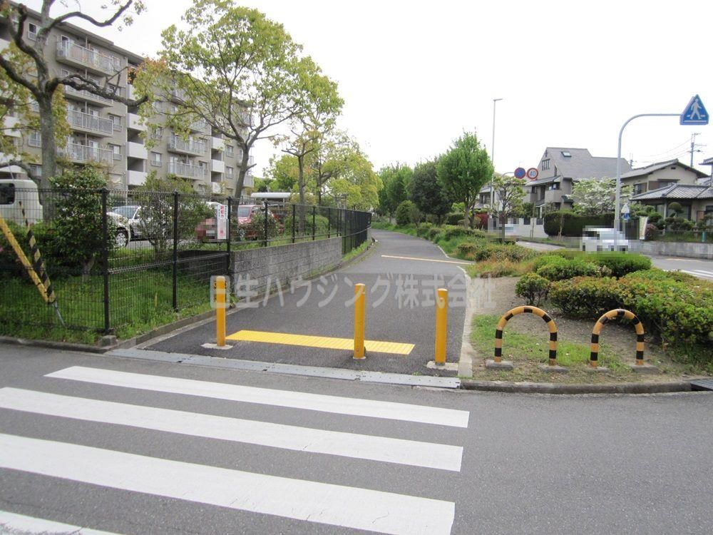 光明池駅前第3住宅　10号棟 北側の歩道