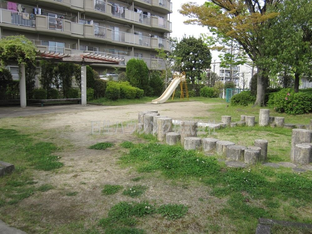 光明池駅前第3住宅　13号棟 敷地内広場