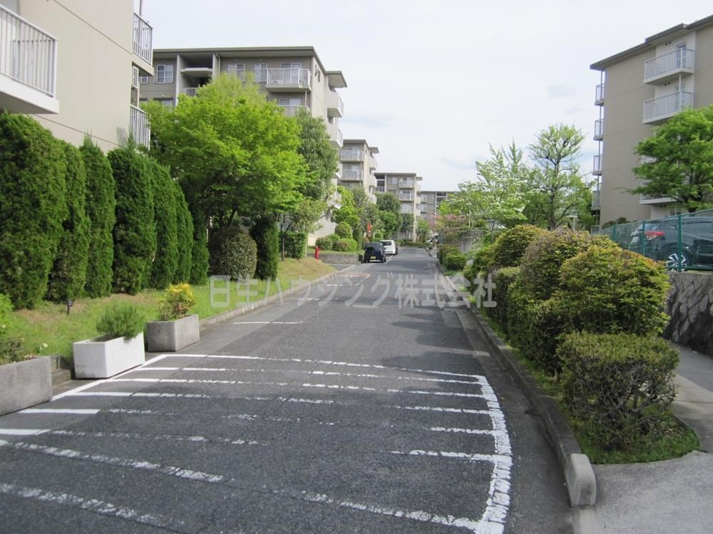 光明池駅前第3住宅　13号棟 敷地内通路