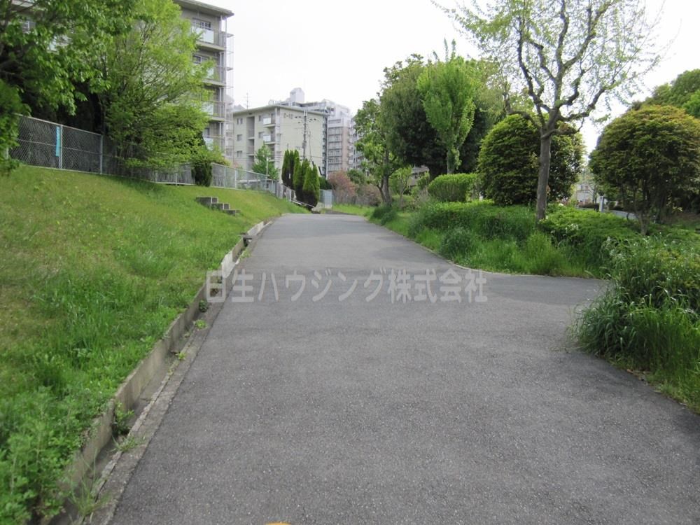光明池駅前第3住宅　13号棟 北側の歩道