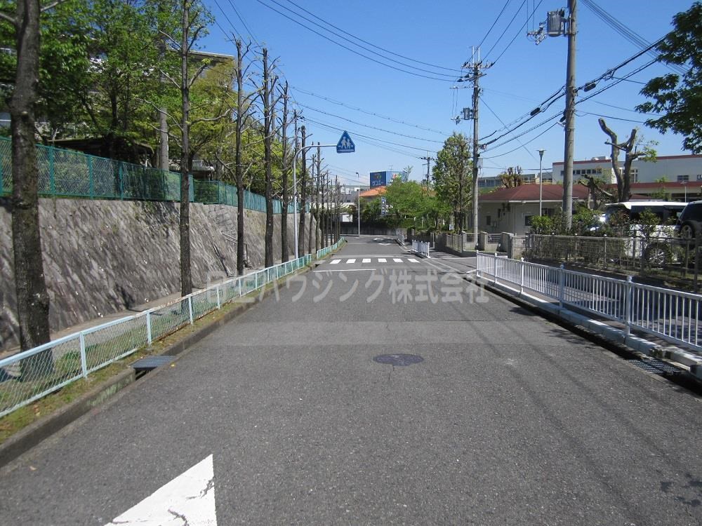光明池駅前第3住宅　13号棟 東側道路