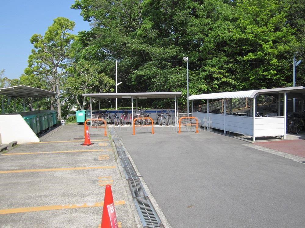 新檜尾台第1次住宅　14号棟 １４号棟横駐輪場・ごみステーション_1.jpg