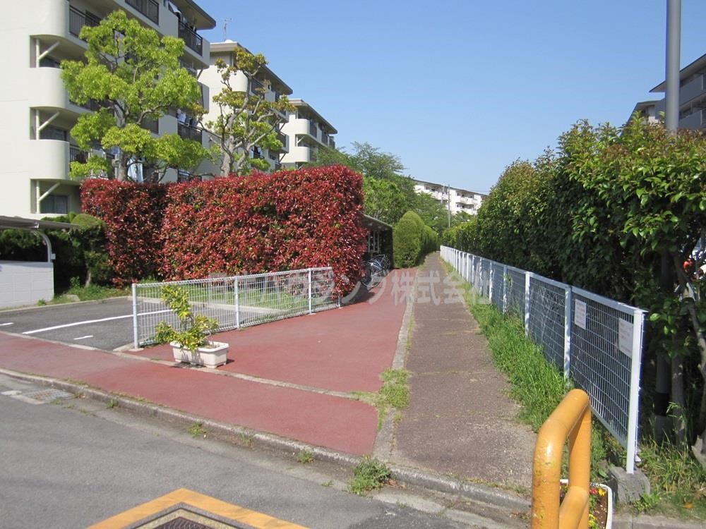 新檜尾台第1次住宅　9号棟 ９号棟横遊歩道_1.jpg