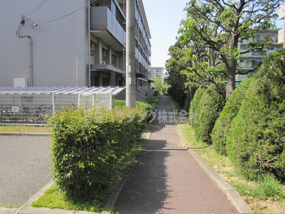 新檜尾台第2次住宅　3号棟 ３号棟裏通路_1.jpg