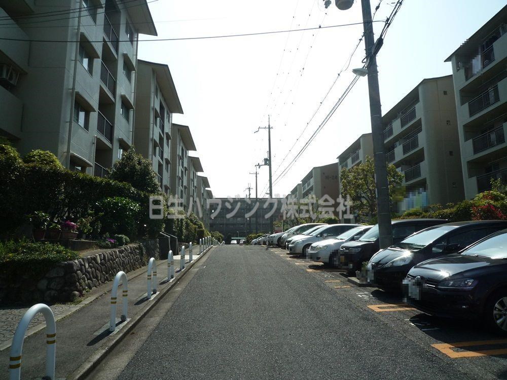 新檜尾台第3次住宅　27号棟 ２７号棟前駐車場_1.jpg