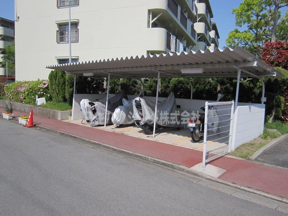 新檜尾台第1次住宅　14号棟 バイク置場