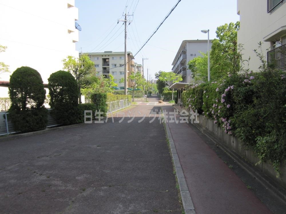 新檜尾台第1次住宅　14号棟 住宅地中央遊歩道