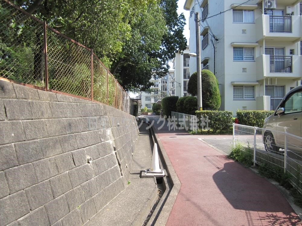 新檜尾台第1次住宅　9号棟 東側遊歩道