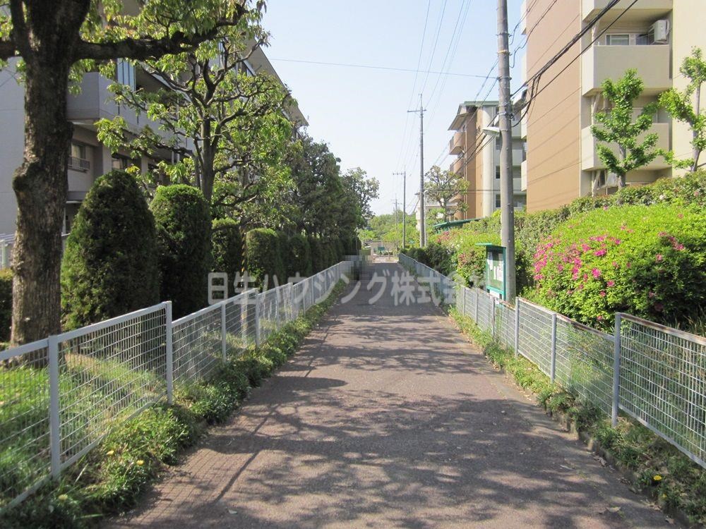 新檜尾台第1次住宅　9号棟 遊歩道北側