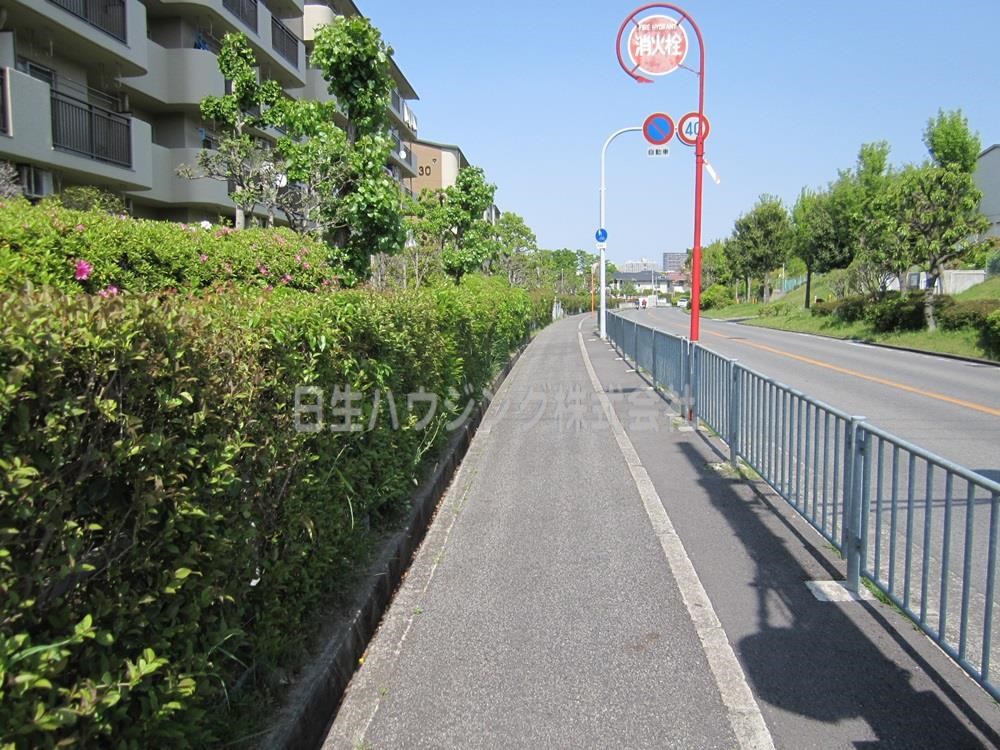 新檜尾台第2次住宅　2号棟 南側歩道東側