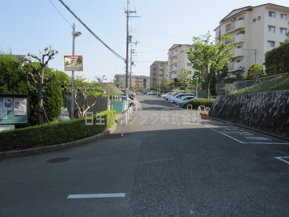 新檜尾台第4次住宅　22号棟 東側通路