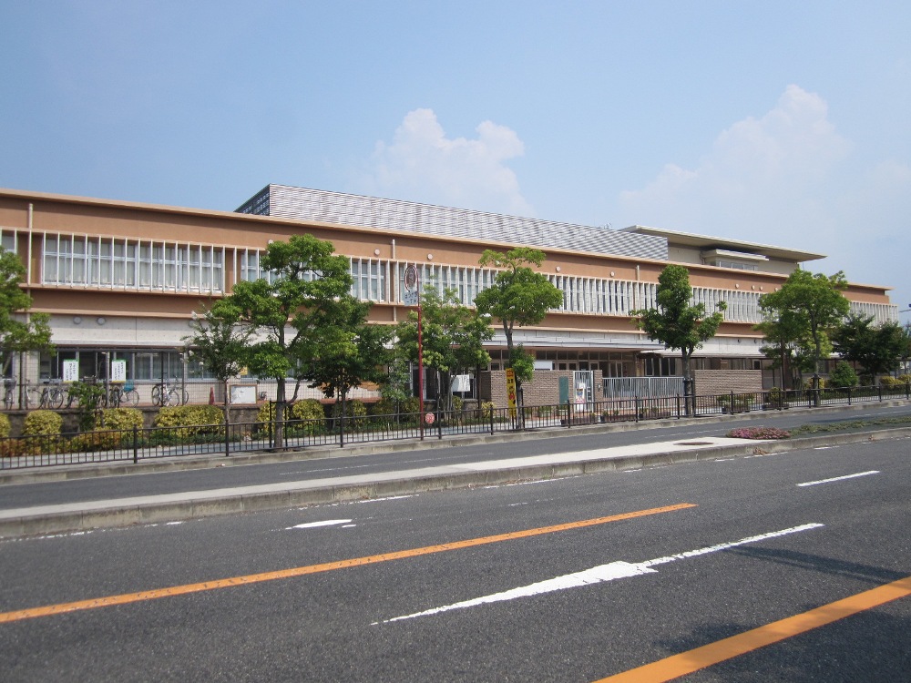 モンセーヌ和泉中央　４番館 小学校：和泉市立青葉はつが野小学校　891m