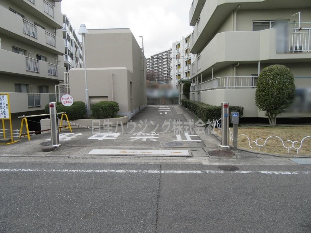 コスモハイツ光明池Ａ棟 駐車場入り口_1.jpg