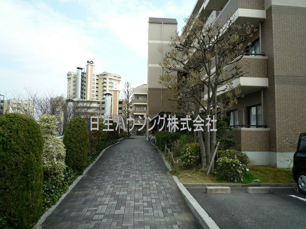ガーデンコート和泉中央２号棟 北側敷地内通路