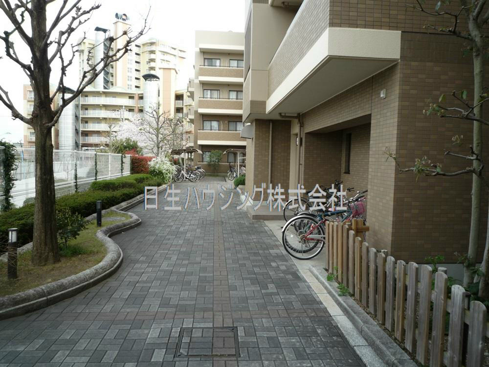 ガーデンコート和泉中央２号棟 北側敷地内通路