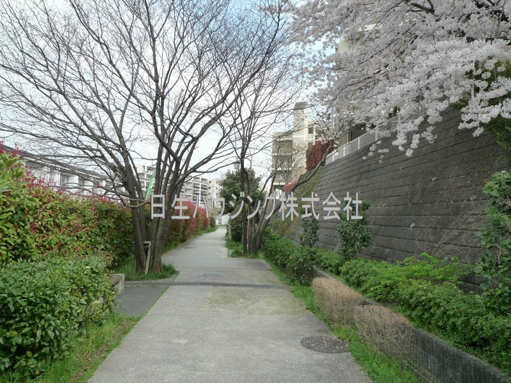 ガーデンコート和泉中央２号棟 北側遊歩道