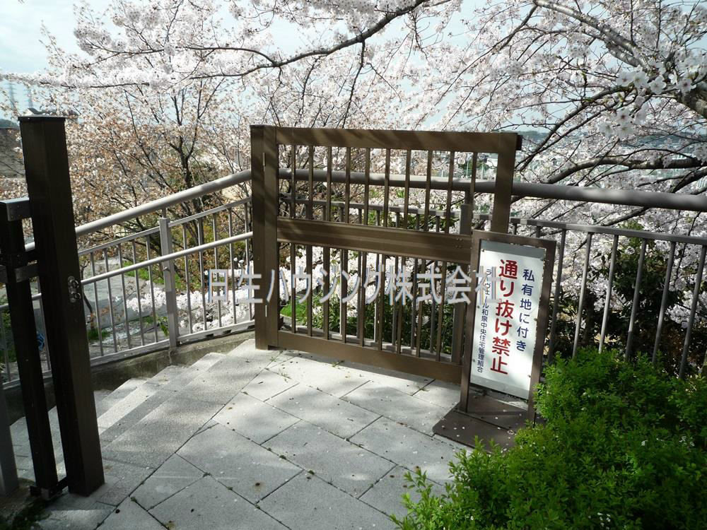 ラ・ヴェール和泉中央５号棟 北側遊歩道への階段