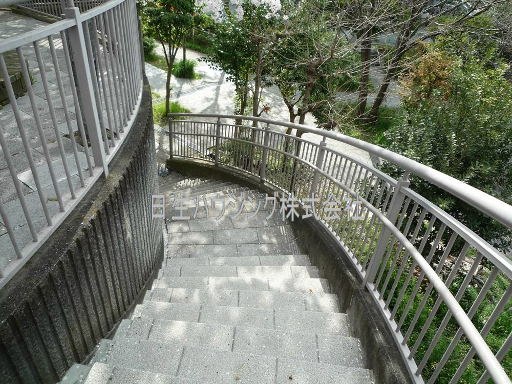 ラ・ヴェール和泉中央５号棟 遊歩道への階段