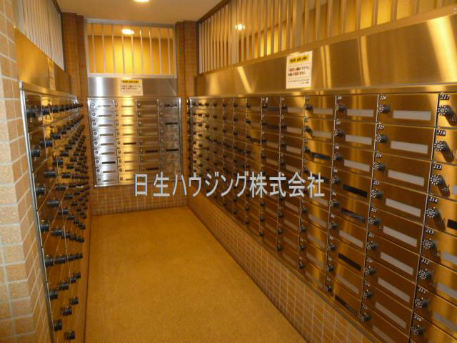 ヴューイスト泉ヶ丘 ポスト取出口_1.jpg