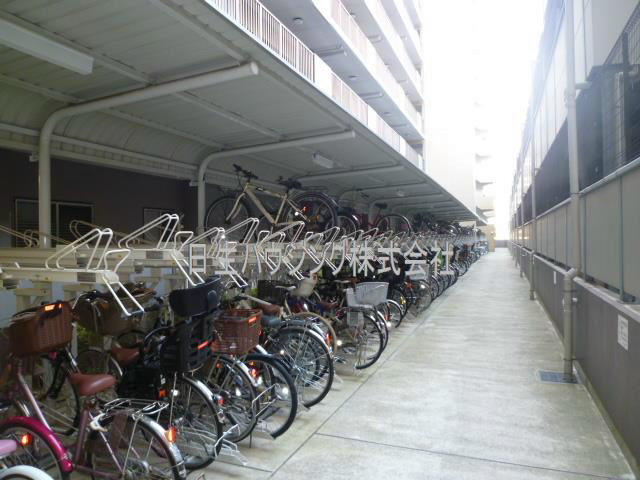 ヴューイスト泉ヶ丘 自転車置場１_1.jpg