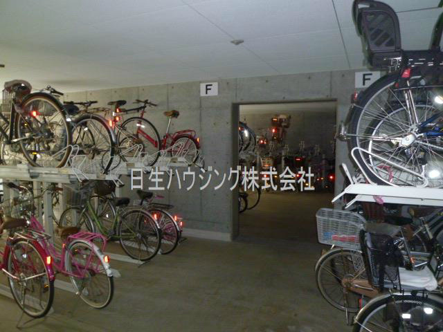 ヴューイスト泉ヶ丘 自転車置場２_1.jpg
