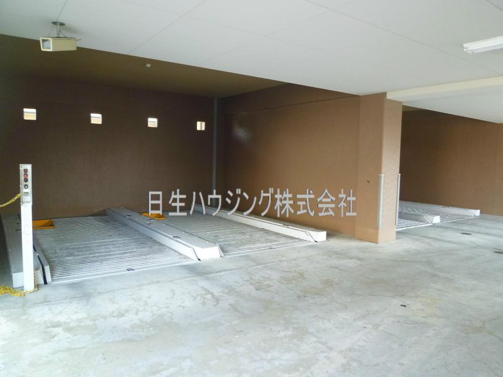 グリーンコーポ泉ヶ丘 建物内駐車場