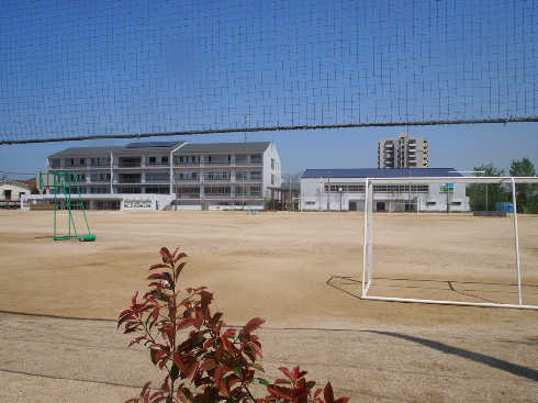 ニュー泉北マンション 小学校：堺市立泉北高倉小学校　676m