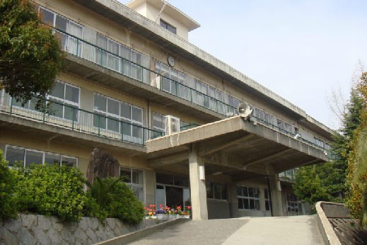 グリーンコーポ和泉中央 中学校：和泉市立石尾中学校　651m
