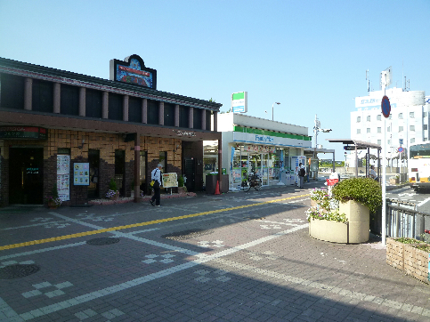 泉北原山台団地　4号棟 コンビ二：ﾌｧﾐﾘｰﾏｰﾄ 栂美木多駅前店　378m