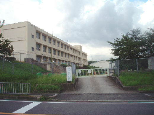 泉北槇塚台住宅　7号棟 小学校：堺市立槇塚台小学校　377m