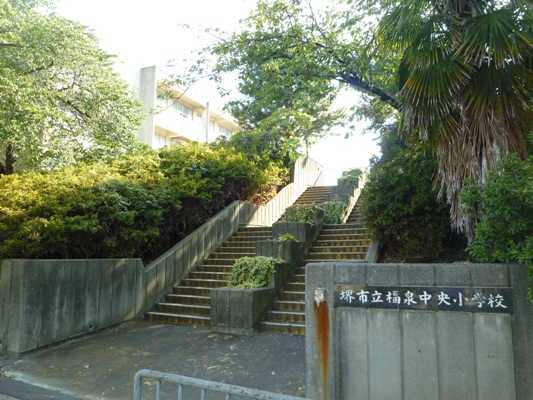 泉北桃山台第２団地　27号棟 小学校：堺市立福泉中央小学校　1430m
